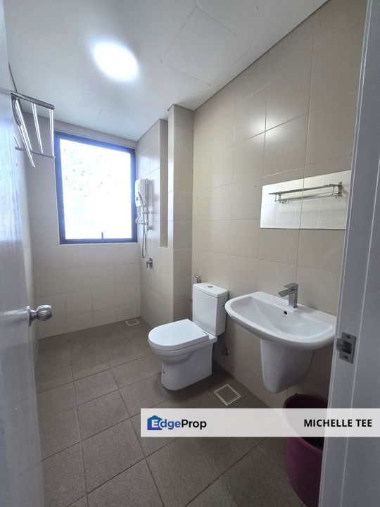 Fully Furnished High Floor Nice Pool View For Sale, Selangor, Shah Alam