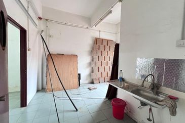 2.5 Storey Shop Lot  For Rent @ Jalan Stesen 1,Klang 