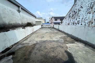 2.5 Storey Shop Lot  For Rent @ Jalan Stesen 1,Klang 