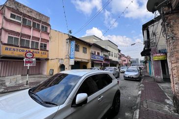2.5 Storey Shop Lot  For Rent @ Jalan Stesen 1,Klang 