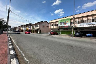 Jalan Raya Timur