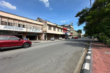 Jalan Raya Timur