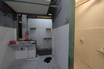 Dahlia Apartment, Putra Perdana