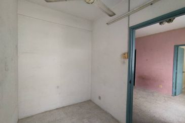 Dahlia Apartment, Putra Perdana