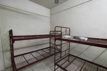 Dahlia Apartment, Putra Perdana