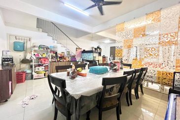 Double Storey Clover Cahaya Alam For Sale !