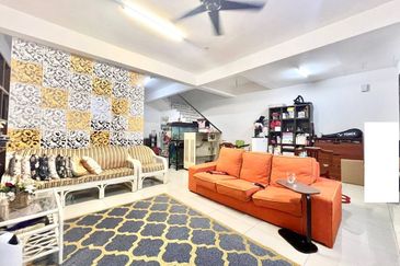 Double Storey Clover Cahaya Alam For Sale !