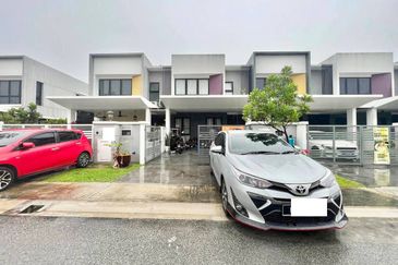 Double Storey Clover Cahaya Alam For Sale !