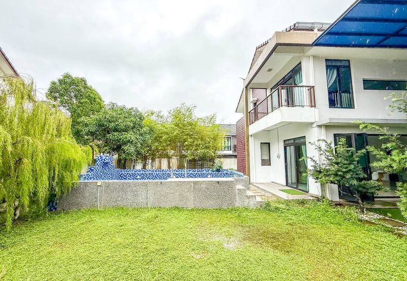 Corner with Swimming Pool Aralia Elmina Garden