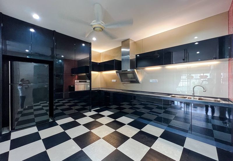 3.5 Storey Bungalow Country Heights Damansara