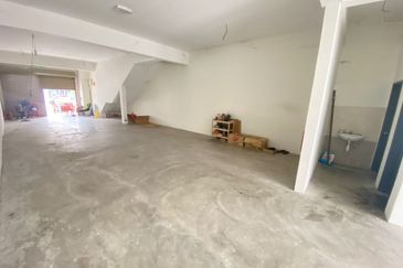 Double Storey shop lot antara gapi serendah