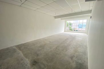 Double Storey shop lot antara gapi serendah