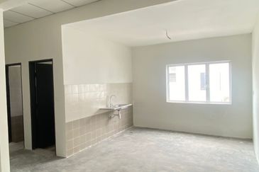 Double Storey shop lot antara gapi serendah