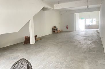 Double Storey shop lot antara gapi serendah