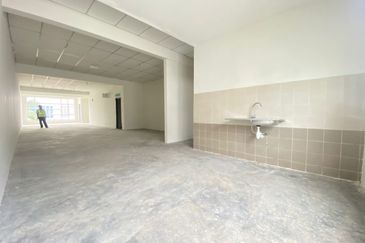 Double Storey shop lot antara gapi serendah