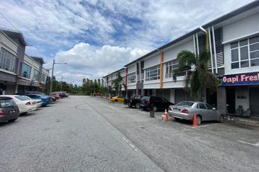 Double Storey shop lot antara gapi serendah