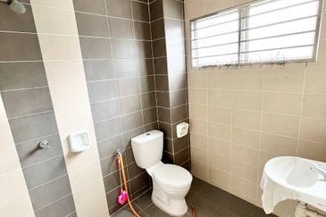 Double storey taman Tanjung Bukit beruntung  22'x70' free. 5unit aircond