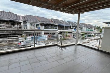 Double storey taman Tanjung Bukit beruntung  22'x70' free. 5unit aircond