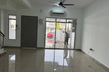 Halya 2 @ Daunan Worldwide