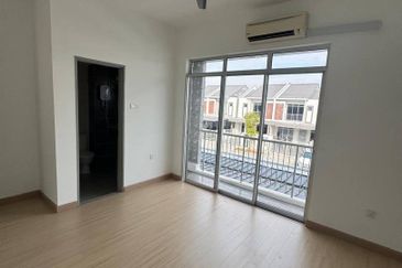 Halya 2 @ Daunan Worldwide