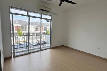 Halya 2 @ Daunan Worldwide