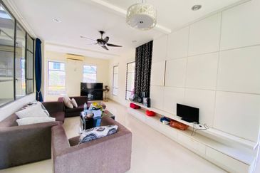 Puncak Pinggiran Putra