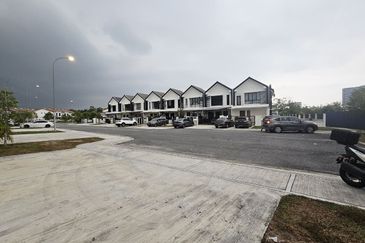 Avis 2 @ Setia Alam Sari