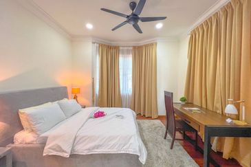 Kiara Peak (Puncak Kiara)