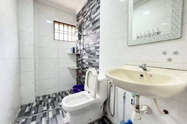 [RENOVATED 24'x80'] Double Storey Superlink Jalan Birai, Bukit Jelutong, Shah Alam FOR SALE