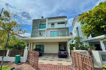 CORNER LOT 3 Storey Bungalow 1080 Residence, Puncak Saujana, Kajang FOR SALE