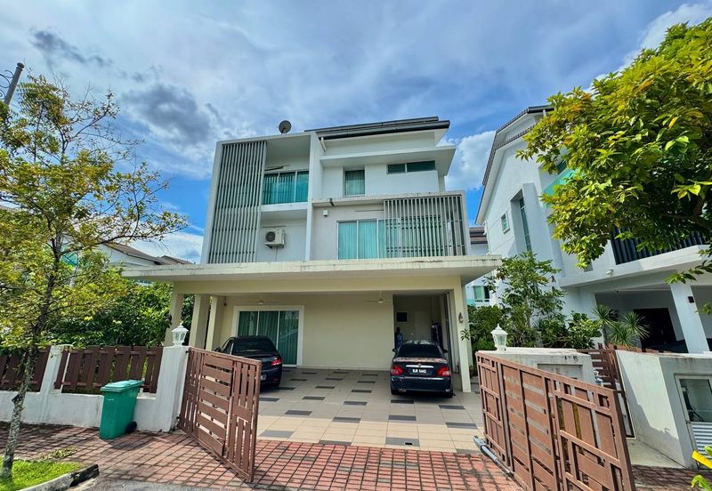 CORNER LOT 3 Storey Bungalow 1080 Residence, Puncak Saujana, Kajang FOR SALE