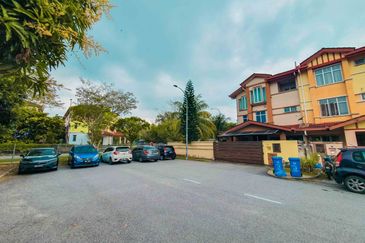 3 Storey Terrace Jalan Uranus Subang Bestari, Seksyen U5, Shah Alam FOR SALE
