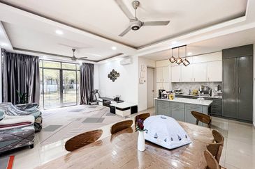 Summerglades, Perdana Lakeview West