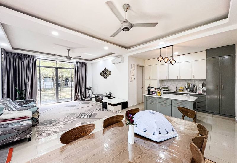 Summerglades, Perdana Lakeview West