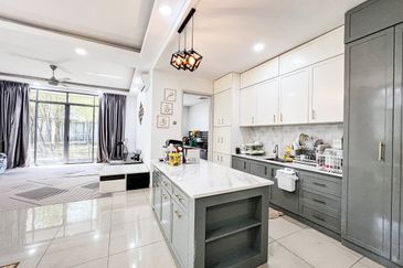 Summerglades, Perdana Lakeview West