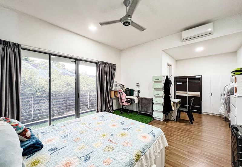 Summerglades, Perdana Lakeview West