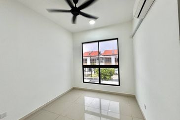 Setia Warisan Tropika (Belladonna)