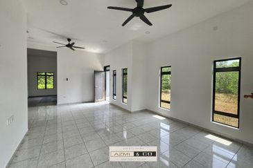 Rumah Banglo Sesebuah/ Tanah Luas / Freehold / Malay Reserve 