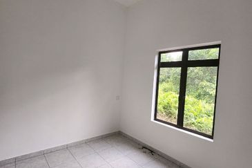 Rumah Banglo Sesebuah/ Tanah Luas / Freehold / Malay Reserve 