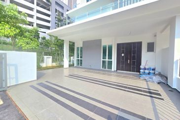 3 Storey Semi D, End Lot unit