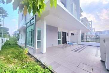 3 Storey Semi D, End Lot unit