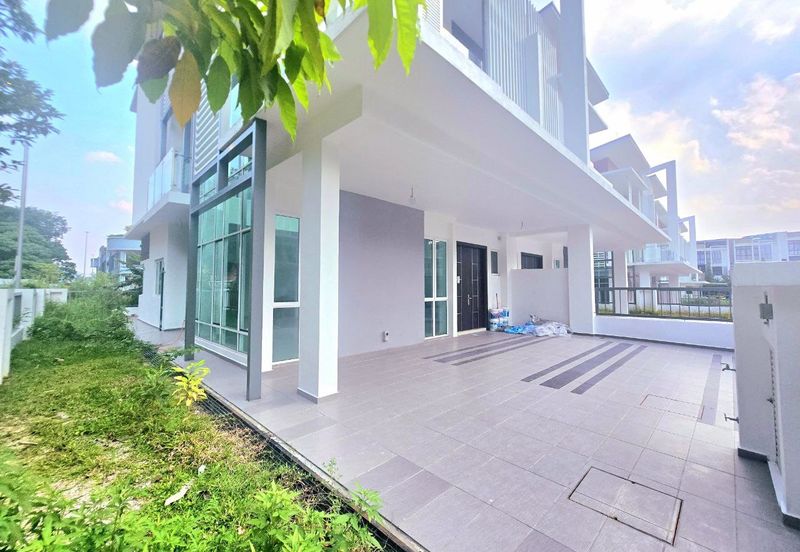 3 Storey Semi D, End Lot unit