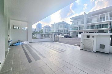 3 Storey Semi D, End Lot unit