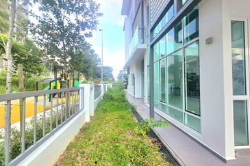 3 Storey Semi D, End Lot unit