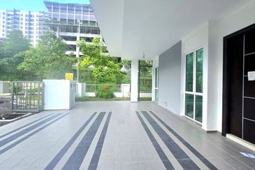 3 Storey Semi D, End Lot unit