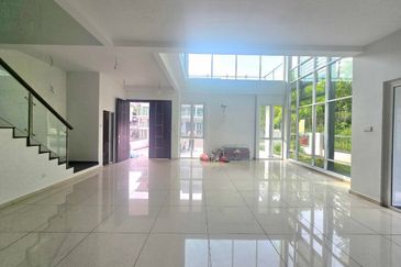 3 Storey Semi D, End Lot unit