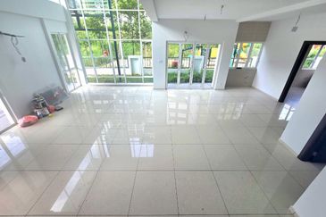 3 Storey Semi D, End Lot unit