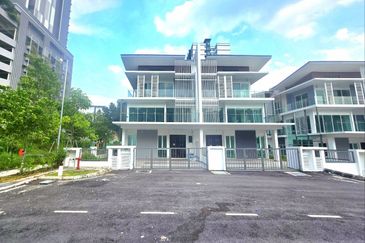 3 Storey Semi D, End Lot unit