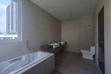 3 Storey Semi D, End Lot unit