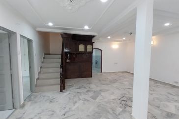 2 STOREY CORNER LOT (RENOVATED) FACING OPEN DENGKIL